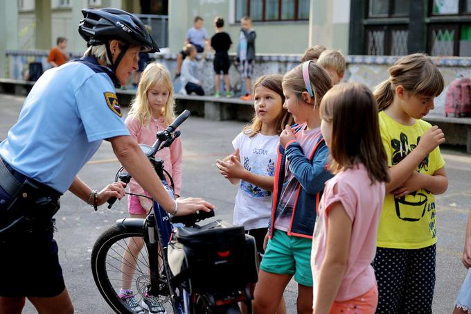 Za manj kot dva je avto doma je kampanja Inštituta za politike prostora, s katero opozarjajo, da je več kot 50 odstotkov dnevnih poti, ki jih opravimo z avtomobilom, krajših od dveh kilometrov. | Foto: Matic Prevc/STA