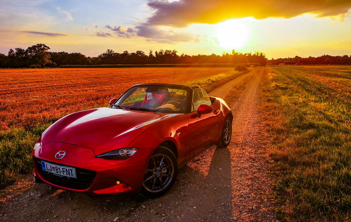 Mazda MX 5 | Mazda MX-5 se je v zadnjem desetletju avtomobilski evoluciji prilagodila ravno toliko, kot je bilo nujno potrebno. Raje manj, kot preveč. In zato je ostala eden najbolj neposrednih avtomobilov v svojem cenovnem razredu. | Foto Gregor Pavšič