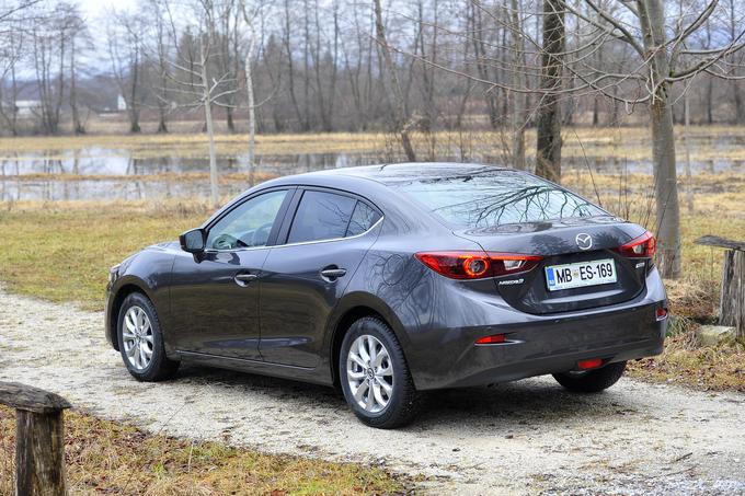 Štirivratna mazda 3 je 11 centimetrov daljša od petvratne, njuni ceni pa sta pri enakem motorju in isti stopnji opreme enaki. | Foto: Aleš Črnivec