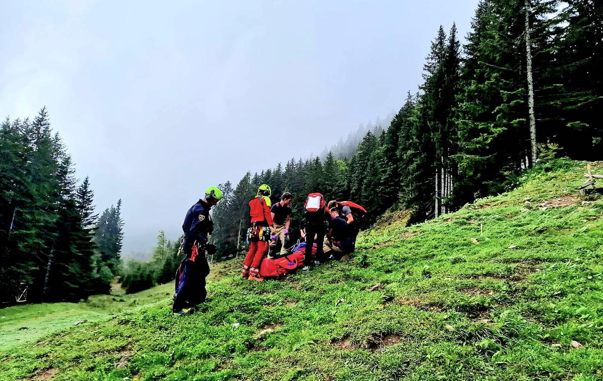 Bik poškodoval lastnika | Reševanje lastnika, ki ga je na Jeseniški planini poškodoval bik. | Foto PU Kranj