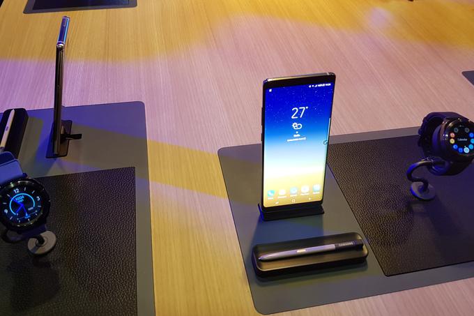 Pametni telefon Samsung Galaxy Note 8 bo mogoče kupiti od 15. septembra, cena brez vezave pri operaterju pa bo 999 evrov. Na fotografiji mu družbo dela Samsungova nova pametna ura Gear Sport. | Foto: Srdjan Cvjetović