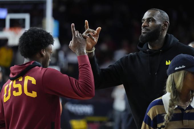 Bronny James in LeBron James bosta opravila skupen sestanek s trenerjem. | Foto: Guliverimage