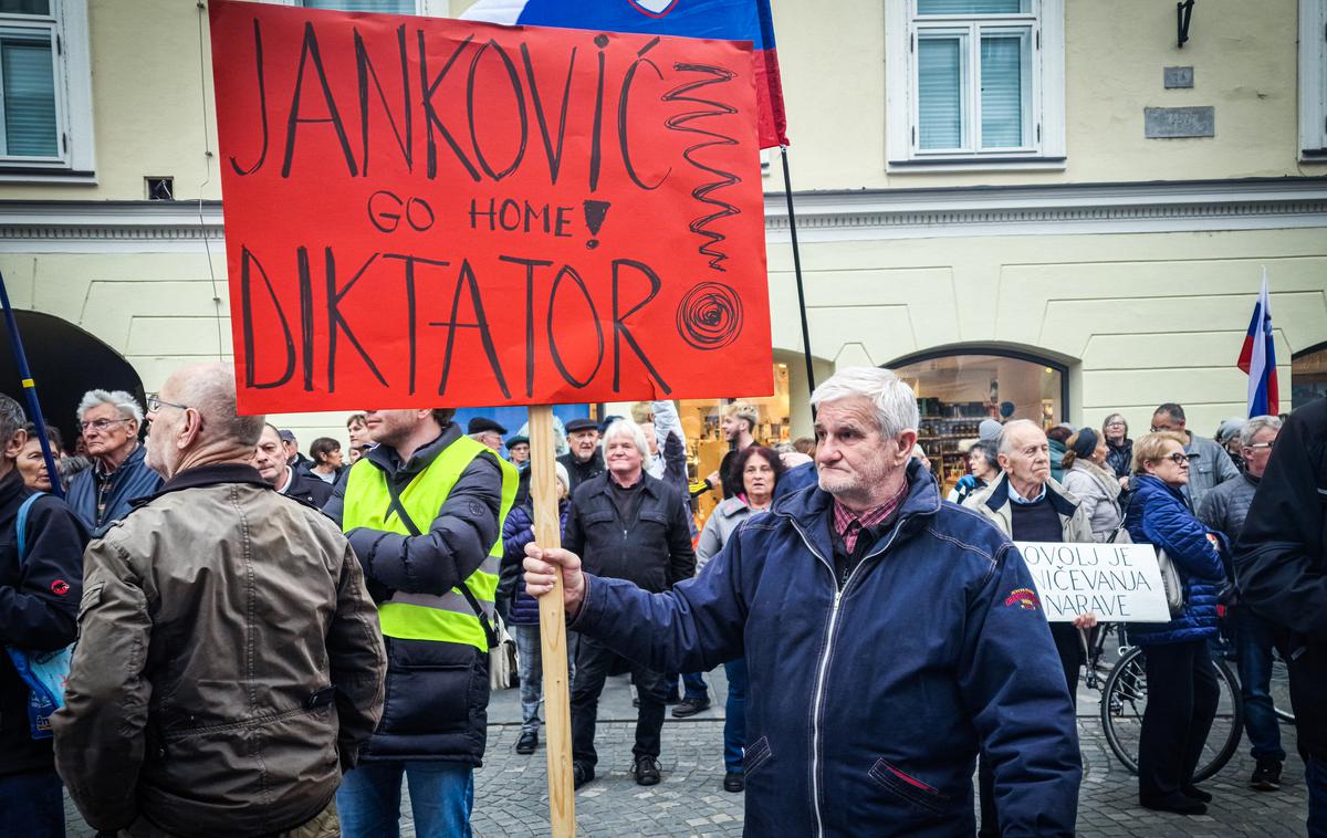 Protest pred mestno hišo proti kanalu C0 | Protestniki se ne strinjajo z nekaterimi odločitvami Mestne občine Ljubljana.  | Foto Gaja Hanuna