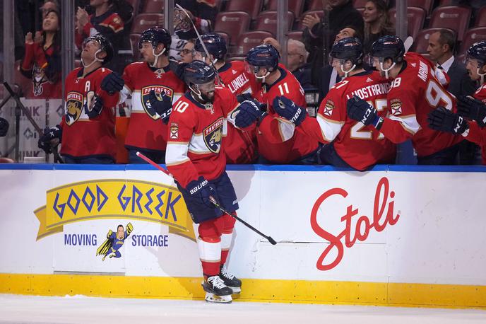 Florida Panthers Carolina Hurricanes | Hokejisti Florida Panthers so v derbiju večera Carolina Hurricanes zadali prvi poraz v sezoni. | Foto Guliverimage