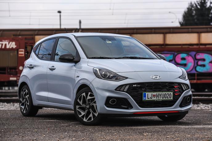 Hyundai i10 N Line | Spremembe pri N-line so skoraj kot pri prenovah: maska v enem kosu (premium ima dvojno), ostre "ledice" (premium ima okrogle 7-delne), preoblikovan športni odbijač … | Foto Gašper Pirman