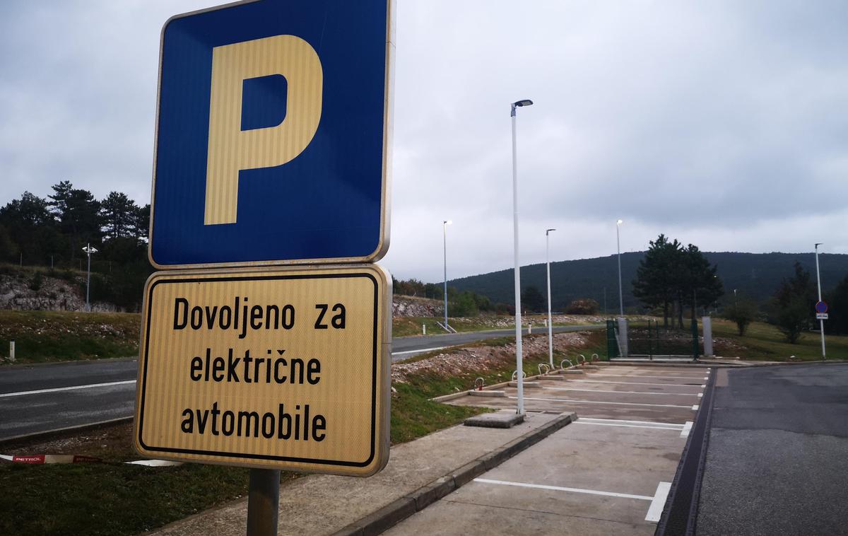 Tesla polnilnica | Parkirna mesta za električne avtomobile so trenutno prazna. Zdaj že nekdanje Tesline polnilnice bodo predvidoma zamenjale Petrolove. | Foto Gregor Pavšič