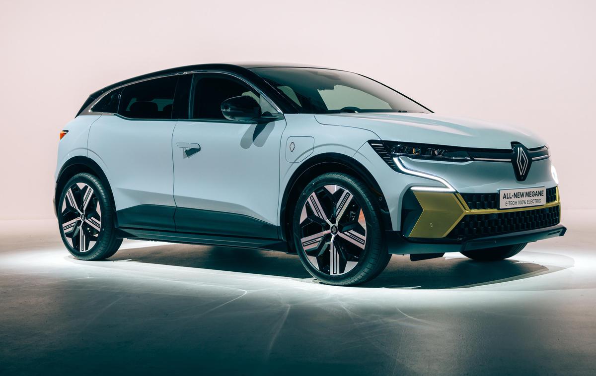 Renault megane e-tech electric | Nekoliko krajši je od klasičnega renault megana, a ima v primerjavi z njim daljše medosje in precej nižje težišče. | Foto Renault