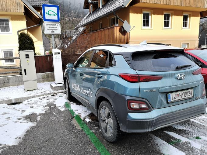 Ena izmed polnilnic v Kranjski Gori lahko precej olajša pot proti Gorenjski, polnilnice imajo tudi številna druga slovenska mesta. Voznikom priporočamo uporabo aplikacij, kot je Plugshare. | Foto: Gregor Pavšič