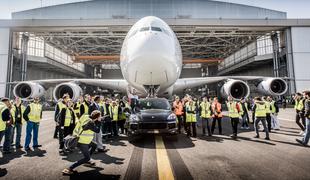 Porsche napel mišice in vlekel 285 ton največjega potniškega letala na svetu #video