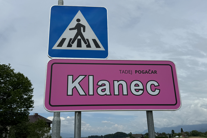 Pogačar Klanec | Klanec je danes odet v rožnato barvo. | Foto Jaka Lopatič