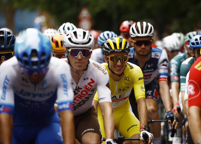 Adam Yates nosi prestižno rumeno majico. | Foto: Reuters