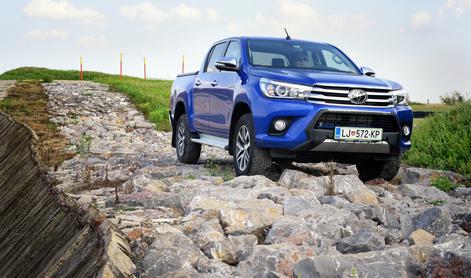 Od sipin Namibije prek blata Srbije: je toyota hilux res neuničljiva? #video