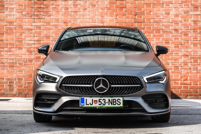 Mercedes-benz CLA | Mercedesov kompaktni CLA pod eno streho uspešno združuje kar nekaj svetov – je kompaktna limuzina z dinamično zunanjo podobo, možnostjo varnostnih sistemov z večjih modelov in vozno dinamiko za vsak okus. | Foto Gašper Pirman