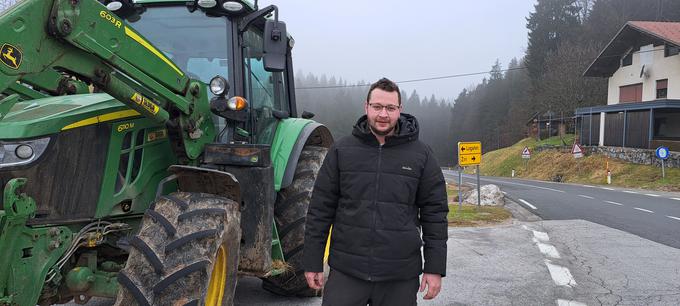 "Na naši kmetiji na leto porabimo okoli trideset tisoč litrov nafte, v rezervoar enega traktorja pa gre okoli 200 litrov nafte. Lahko si predstavljate, kolikokrat bomo zdaj morali s traktorjem v Logatec. Že tako smo kmetje na nek način osovraženi, ker delamo gnečo na cesti. To bo povzročilo še dodatno gnečo in nejevoljo ljudi," je dejal Mitja Cigale.  | Foto: K. M.