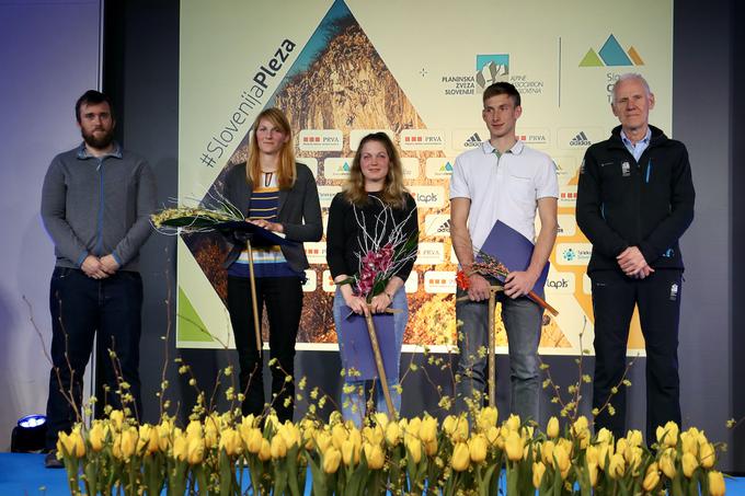 Petra Klinar Stražar, žena naj alpinista 2021 Luke Stražarja, najuspešnejša alpinistka 2021 Anja Petek in najperspektivnejši alpinist 2021 Krištof Frelih z načelnikom Komisije za alpinizem PZS Otom Žanom in predsednikom PZS Jožetom Rovanom. | Foto: Irena Mušič Habjan