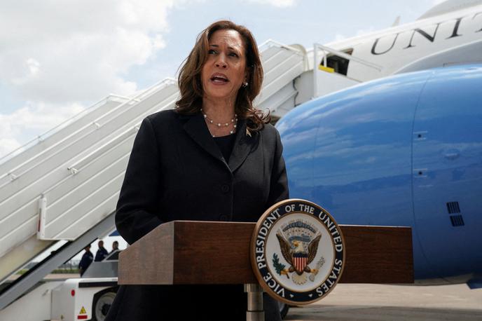 Kamala Harris | 59-letna podpredsednica ZDA je vstopila v predsedniško tekmo, potem ko je sredi julija 81-letni ameriški predsednik Joe Biden upošteval pozive demokratske stranke, naj se umakne mlajšemu kandidatu, ki bi se pomeril z 78-letnim Trumpom. Biden je za predsedniško kandidatko podprl Kamalo Harris. | Foto Reuters