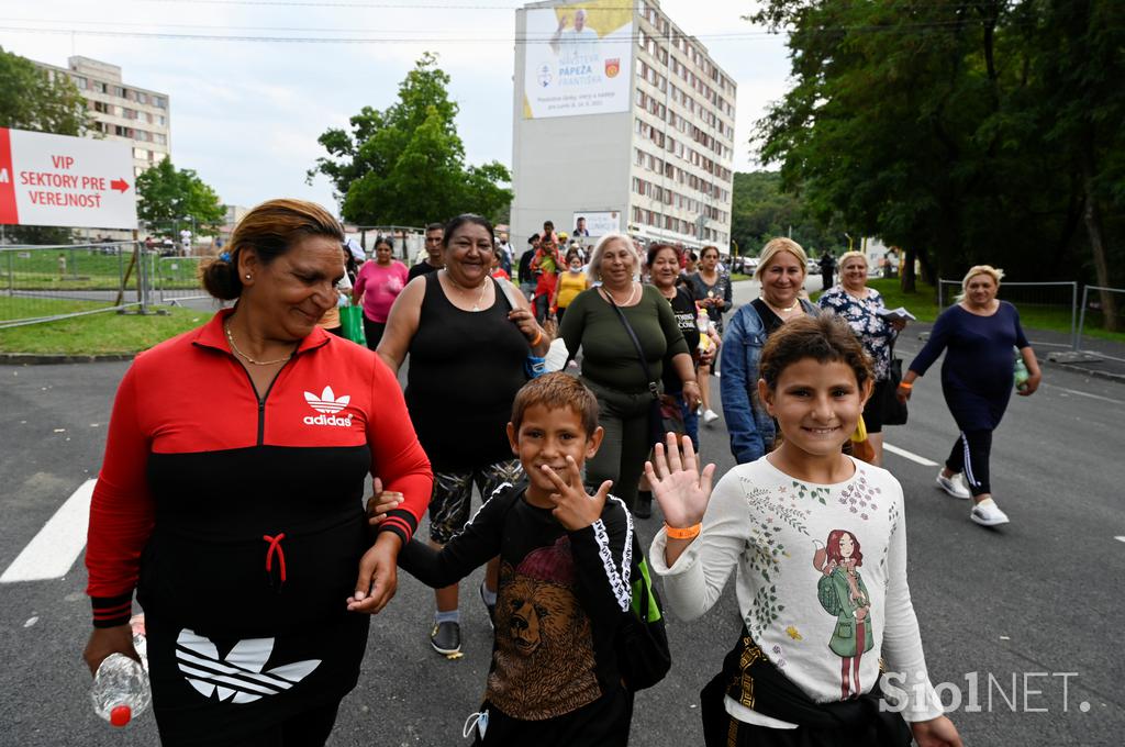 Papež Frančišek je obiskal romsko naselje Lunik IX v mestu Košice na vzhodu Slovaške.