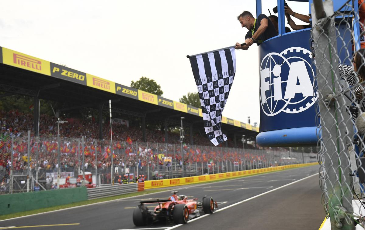 Monza Charles Leclerc | Legendarni italijanski nogometaš Alessandro del Piero je pomahal s karirasto zastavo za zmago Charlesa Leclerca in Ferrarija. | Foto Reuters