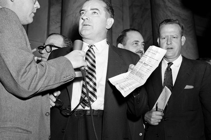 Joseph McCarthy | Nekdanji ameriški senator Joseph McCarthy, ki je vodil posebno kongresno komisijo za "protiameriško delovanje". Ta je bila uperjena predvsem v pregon komunistov znotraj ZDA, ki so bili dejansko komunisti ali pa tudi zgolj politični nasprotniki. | Foto Guliverimage