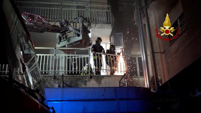 Drugih delov ogenj ni dosegel, se je pa dim razširil po vsej ustanovi, ki ji zdaj grozi daljše zaprtje. | Foto: Reuters