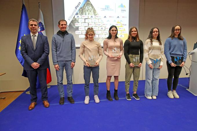 Prejemnice priznanj za vrhunske športnoplezalne dosežke na tekmovanjih Lucija Tarkuš, Mia Krampl in Vita Lukan ter prejemnici priznanj perspektivnim športnim plezalcem Rosa Rekar in Sara Čopar z generalnim sekretarjem OKS-ZŠZ Tomažem Jontesom in načelnikom Komisije za športno plezanje PZS Alešem Pircem. | Foto: Vladimir Habjan