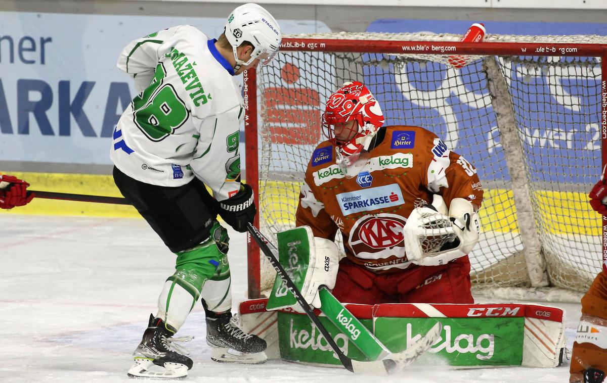 EC KAC HK Olimpija | Blaž Tomaževič je v 8. minuti načel mrežo Celovca. | Foto EC-KAC/Kuess