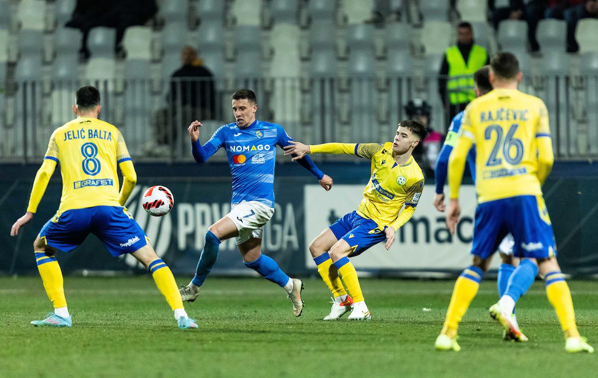 Koper Bravo | Koprčani so na pomembni tekmi za naslov prvaka izgubili z Radomljami (1:3). Pred zadnjim nedeljskim krogom ima Maribor na vrhu točko prednosti pred Koprom. | Foto Vid Ponikvar