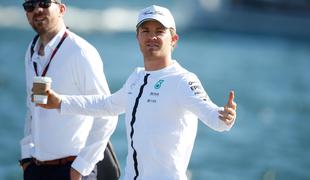 Nesreča, dve rdeči zastavi, Rosberg v čisti špici, Hamilton prikovan na dno