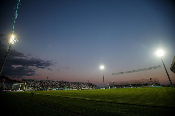 Večerni pogled na vzhodno in severno tribuno, na kateri so bili strogo varovani pripadniki navijaške skupine Bad Blue Boys, ki so med srečanjem večkrat žalili Zdravka Mamića, nekdanjega alfo in omego zagrebškega kluba, s katerim so v dolgoletnem sporu. Pred tekmo na Reki je veliko prahu dvignilo razmišljanje direktorja Dinama Romea Jozaka, ki je samozavestno dejal, da Rijeki sploh ni potrebno prenavljati vzhodne tribune za potrebe tekem lige prvakov, ker sploh ne bodo nastopili v tem tekmovanju. | Foto: Grega Valančič/Sportida