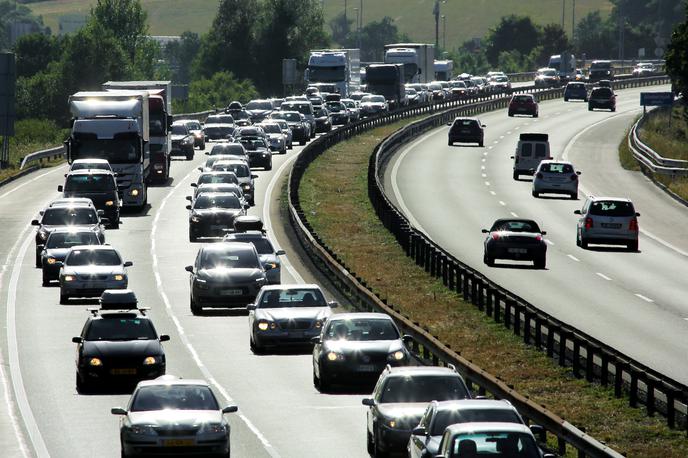 zastoj, avtocesta | Binkoštni ponedeljek je praznik tudi na Madžarskem in v večjem delu Švice, zato mnogi odhajajo na podaljšani vikend na morje, vračali pa se bodo večinoma v ponedeljek in v torek, zato bodo zastoji tudi takrat. | Foto Daniel Novakovič/STA