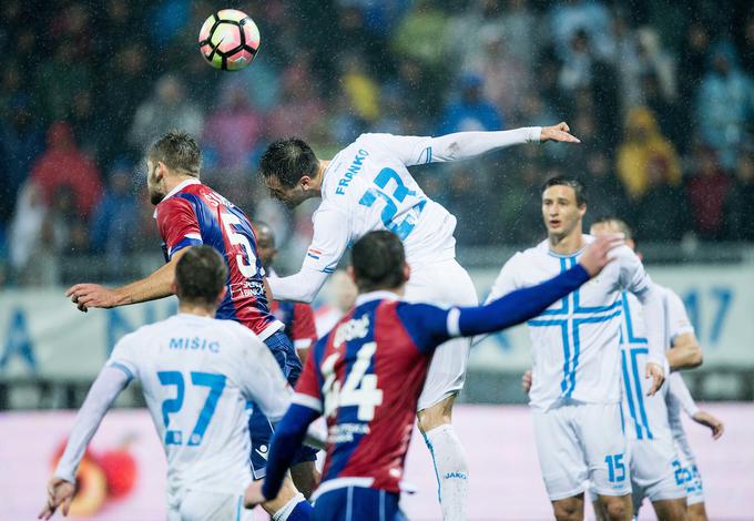 V prvem polčasu so nogometaši Rijeke tekmovali med seboj, kdo bo zapravil lepšo priložnost. Franko Andrijašević, nekdanji kapetan Hajduka na začasnem delu na Reki, je nastreljal celo okvir vrat ... | Foto: Vid Ponikvar