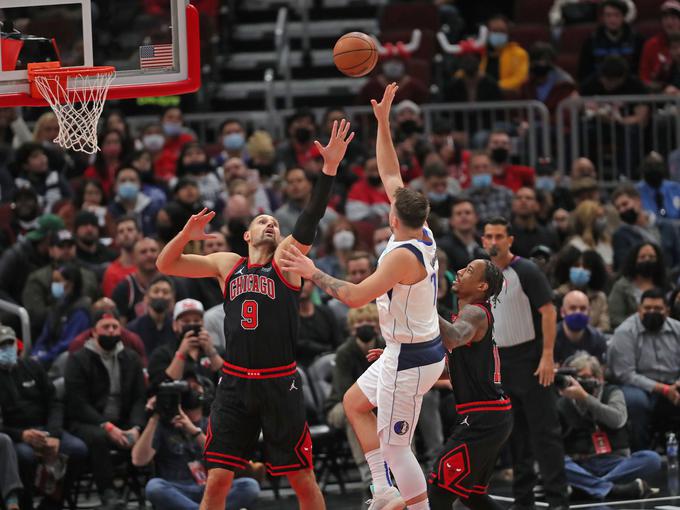 Dončić s soigralci ni našel rešitve za Chicago. | Foto: Reuters