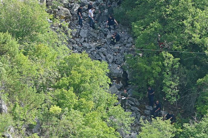 Strmoglavljenje helikopterja na Hrvaškem | Reševalci so v kanjonu reke Čikole našli razbitine ter dve trupli, medtem ko se je iskanje tretjega člana posadke nadaljevalo. Njegovo truplo so našli danes popoldne. | Foto STA