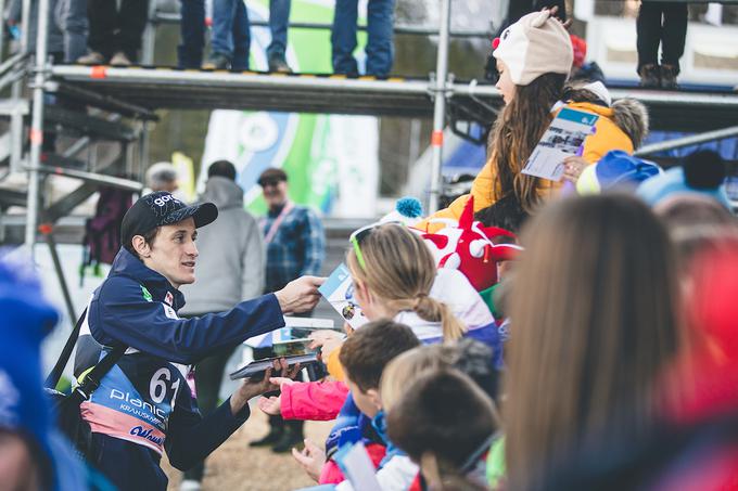 Peter Prevc je dopoldan podelil ogromno kartic s podpisi. | Foto: Grega Valančič/Sportida