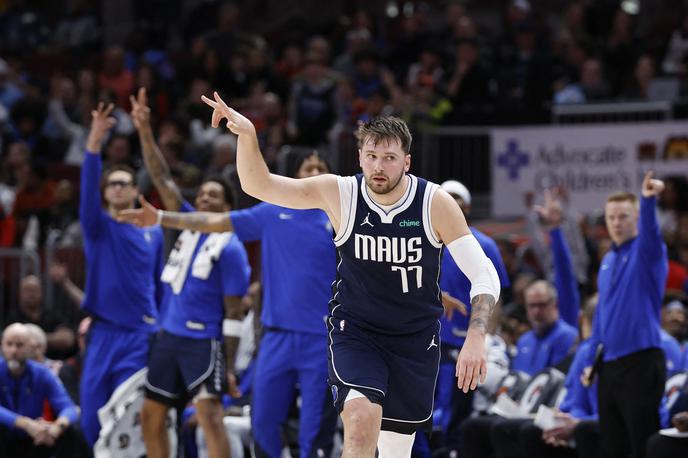 Luka Dončić Chicago Dallas | Odkar je Luka Dončić dopolnil 25 let, še ni bilo tekme, na kateri ne bi postavil trojnega dvojčka! To mu je uspelo tudi v Chicagu, kjer so mu zmanjkale le tri točke do novega, že sedmega trojnega dvojčka z vsaj 30 doseženimi točkami! | Foto Reuters