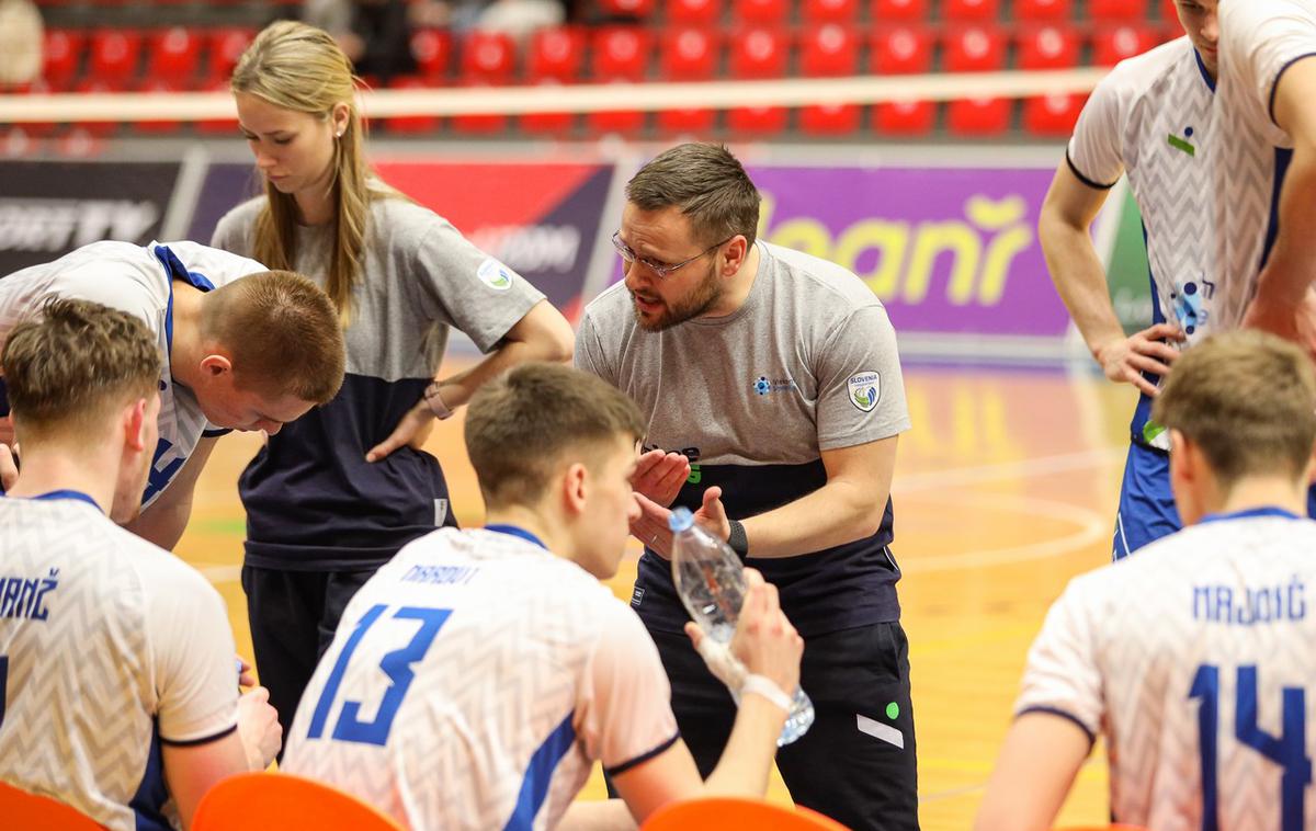 slovenska odbojkarska reprezentanca do 20 let | "Moji občutki so zato mešani, a moramo biti realni in zadovoljni s tem, kar smo prikazali," je po doseženem drugem mestu povedal selektor Zoran Kedačič. | Foto CEV