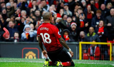 Tudi Ashley Young podaljšal z Unitedom