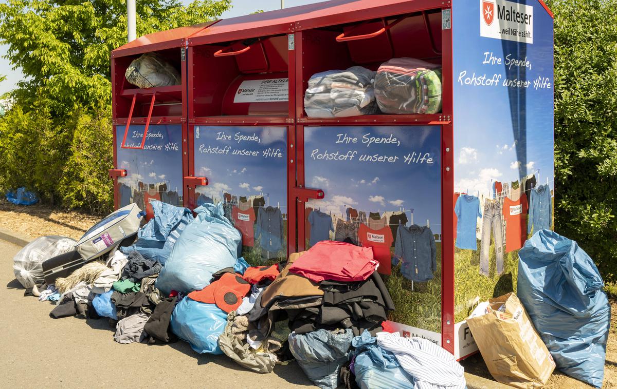 zabojnik z rabljenimi oblačili | Preiskovalci domnevajo, da je ženska umrla, ko se ji je vrat zagozdil v loputo zabojnika z rabljenimi oblačili, v katerega naj bi poskušala splezati. Fotografija je simbolična. | Foto Gulliverimage