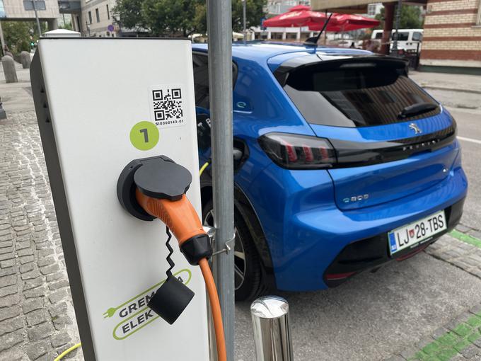 V mestu so polnilnice Gremo na elektriko dražje od Petrolovih, uporabnik plača tudi začetno pristojbino. | Foto: Gregor Pavšič