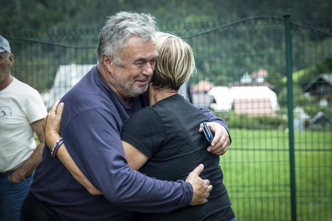 "Na začetku se nismo obnašali najbolj samozaščitno. Dihali smo prah, v grozni vročini smo delali po cele dneve, nihče ni nosil maske. Zdaj vse prostovoljce, ki pridejo k nam, prosimo, da naj s seboj prinesejo zaščitno masko in razkužilo."  | Foto: Ana Kovač