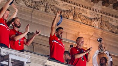 Za olimpijce zakurili Beograd, skandiranje Jokiću in Đokoviću