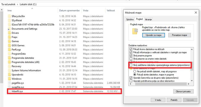 Hiberfil.sys se nahaja neposredno na sistemskem disku (praviloma je to C:), a je privzeto skrita. Prikažemo jo lahko tako, da v orodju Možnosti mape odstranimo kljukico ob parametru Skrij zaščitene datoteke operacijskega sistema. Možnosti mape najdemo tako, da v Raziskovalcu zgoraj preklopimo na zavihek Pogled in jih poiščemo na skrajni desni strani okna.  | Foto: Matic Tomšič