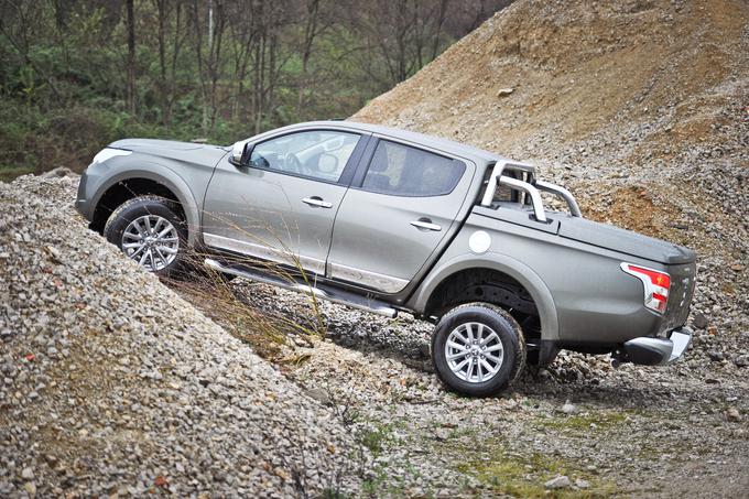 Kar zadeva terenske zmogljivosti, L200 ostaja eden najboljših in pika. Priklopljiv štirikolesni pogon 4WD easy select z reduktorjem in zaporo zadnjega diferenciala ob kombinaciji 430 njutonmetrov navora že omogoča resno terensko vožnjo brez omahovanja. Na gumah "civilnega", cestnega profila smo na testu brez težav vozili po blatnem kolovozu navkreber, plezali po grmadi grušča in se prebili do lovske postojanke.  | Foto: Ciril Komotar