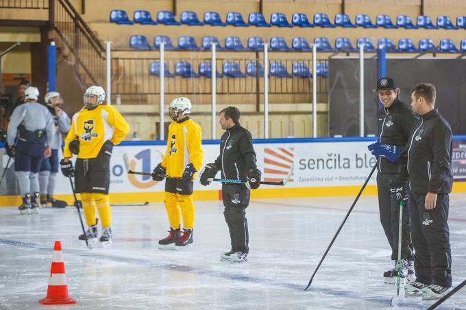 Na treningih sta vselej prisotna protagonista akademije. Kopitarju na ledu pripadajo večinoma popoldanski termini, Razingar se z novih znanj željnimi mladimi upi druži v dopoldanskem času. | Foto: 