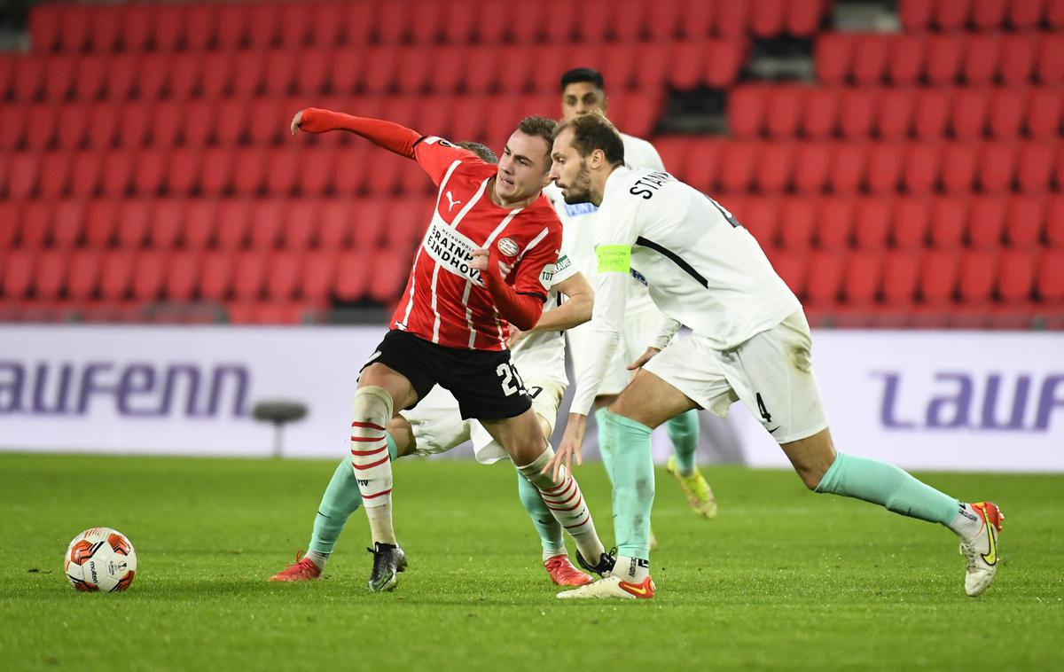 Mario Götze Jon Gorenc Stanković | Jon Gorenc Stanković v dvoboju z zvezdnikom PSV Nemcem Mariom Götzejem, ki je leta 2014 odločil finale SP v Braziliji. | Foto Reuters