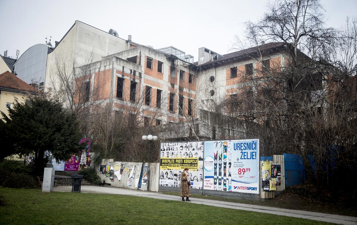 Zapuščeno gradbišče v Knafljevem prehodu | Pogled na že več let mirujoče gradbišče na Čopovi 9. Hiša Devetka naj bi povezala Knafljev prehod in Čopovo ulico. | Foto Ana Kovač