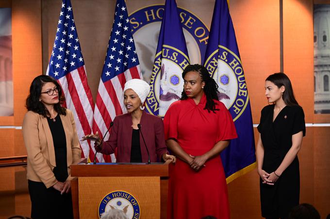 AOC je v kongresu postala neuradna voditeljica skupine levičarskih demokratskih kongresnic, ki je dobila ime squad oziroma enota po slovensko. Od leve proti desni: Rashida Tlaib, Ilhan Omar, Ayanna Pressley in AOC. Zaradi njenega populističnega sloga in spretne uporabe družbenih omrežij so se kmalu pojavile primerjave s Trumpom. Znani britansko-ameriški zgodovinar in politični analitik Niall Ferguson pa je AOC zaradi njenega precej lahkotnega odnosa do dejstev šaljivo preimenoval v Alexandrio Occasionally-Correct (sl. Alexandria Občasno-Verodostojna). | Foto: Reuters