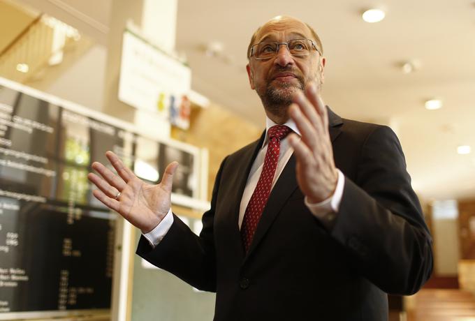 Schulz je deležen pritiskov znotraj stranke zaradi svoje pripravljenosti, da sklene dogovor o sodelovanju v novi vladi Merklove. | Foto: Reuters