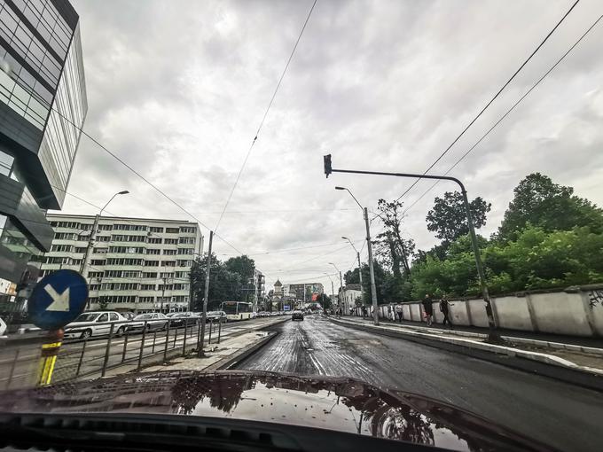 Večina cest je v lepem stanju, znajo pa zagosti daljši odseki deloma dokončane obnove. Ti niso označeni in se lahko vlečejo tudi po nekaj kilometrov. | Foto: Gašper Pirman