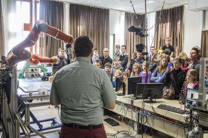 Danes so obiskovalci lahko izvedeli več o delu in sestavi instituta, raziskovalci pa so jim predstavili dejavnosti posameznih laboratorijev.  | Foto: Matej Leskovšek